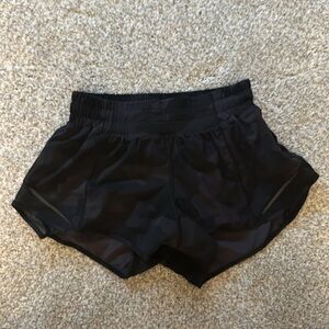 Lululemon Hotty Hot 2.5 shorts size 4 black camo